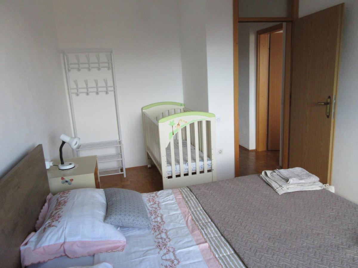 Apartmaji Karbic Постойна Екстер'єр фото
